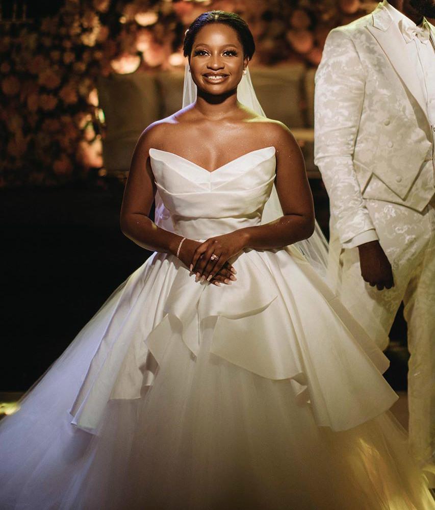 A Attractive E Satin Wedding Dresses Strapless Neck Pleated Bridal Gowns Plus Size Sweep Train Tulle Robe De Mari E