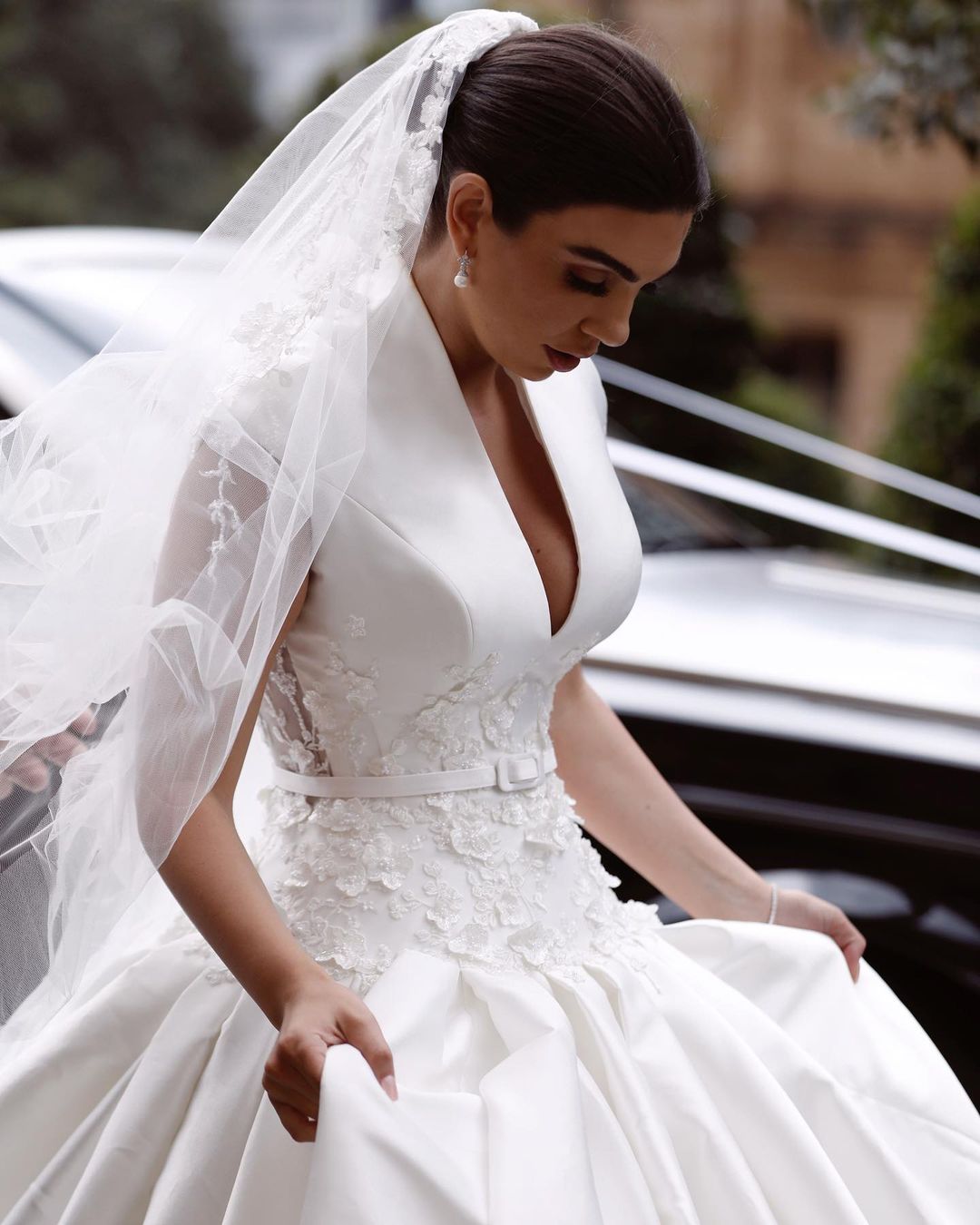 Wedding Stunning Appliqued Dresses Deep V Neck A Line Plus Size Sequined Bridal Gowns Court Train Satin Robe De Marie