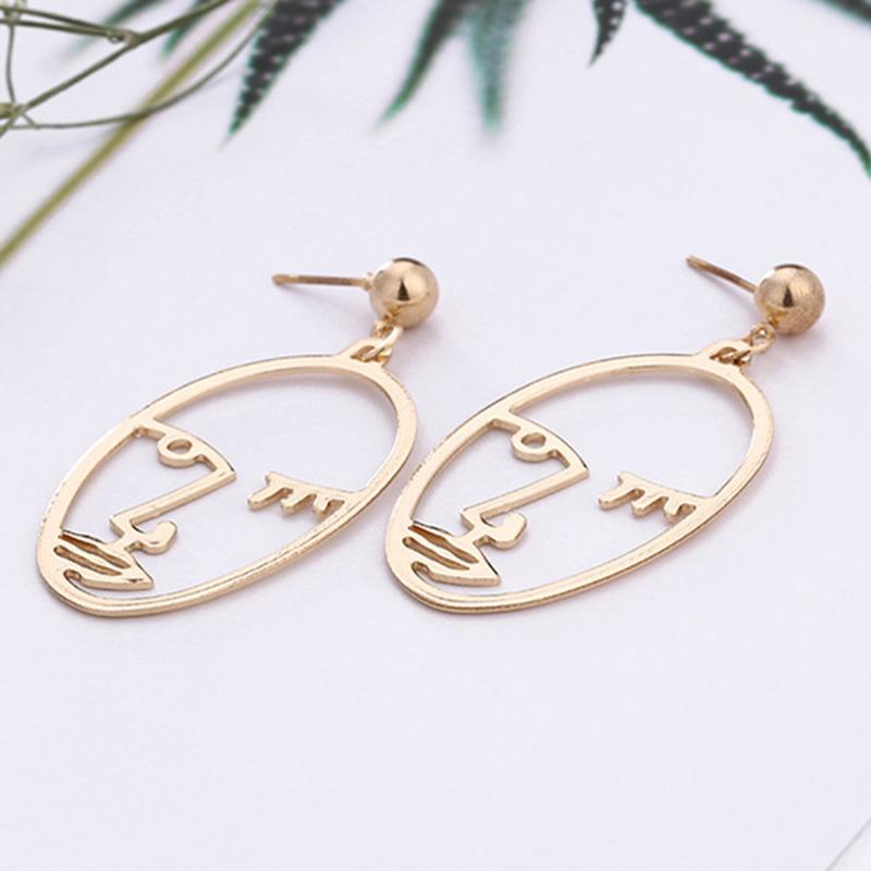 European and American Metal Fashion Creative Exaggerated Face Pendant Earrings Retro Personality Simple Female Trend Jewelry
European and American Metal Fashion Creative Exaggerated Face Pendant Earrings Retro Personality Simple Female Trend Jewelry