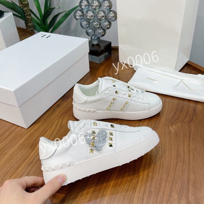 2022 Modern Graffiti Calfskin Nappa Daymaster 35-45 Sneakers Shoes Lightweight Runner Sports Super-flex Rubber Soles Outdoor Trainers Party Wedding yh211108, Choose the color
2022 Modern Graffiti Calfskin Nappa Daymaster 35-45 Sneakers Shoes Lightweight Runner Sports Super-flex Rubber Soles Outdoor Trainers Party Wedding yh211108, Choose the color