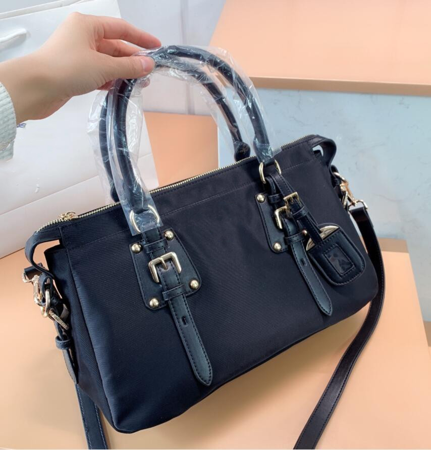 High Quality Luxurys Designers Bags Hobos Bag Shoulder Dumplings Handbag Messenger Women Totes Fashion Ladies Handbags Classic Cross body Clutch Purse 35*22*13cm, Customize
High Quality Luxurys Designers Bags Hobos Bag Shoulder Dumplings Handbag Messenger Women Totes Fashion Ladies Handbags Classic Cross body Clutch Purse 35*22*13cm, Customize