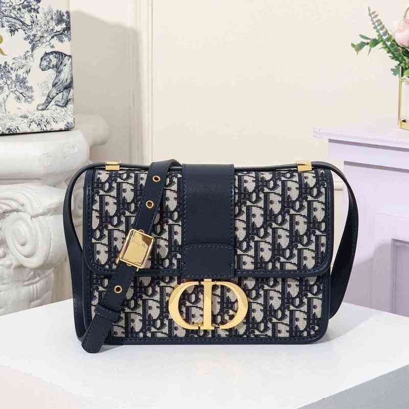 Do Designer Christian Luxurys Handbags Women Mengtian Home d Button d Flower Embroidery Postman Chain Slanting Across One Shoulder Tofu
Do Designer Christian Luxurys Handbags Women Mengtian Home d Button d Flower Embroidery Postman Chain Slanting Across One Shoulder Tofu
