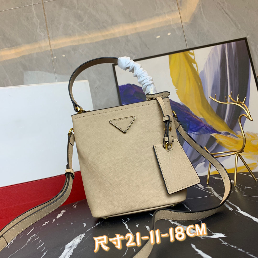 Designer handbag, square-shaped bag money cross-bod fashion classic letters flower pattern luxury shopping size 21-11-18cm
Designer handbag, square-shaped bag money cross-bod fashion classic letters flower pattern luxury shopping size 21-11-18cm