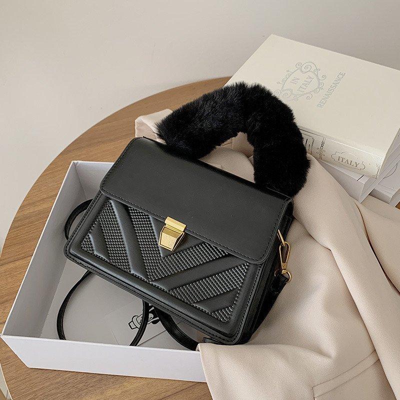 2021 new fashion plush portable fashionable retro shoulder baguette bag high quality crossbody bag, Black
2021 new fashion plush portable fashionable retro shoulder baguette bag high quality crossbody bag, Black