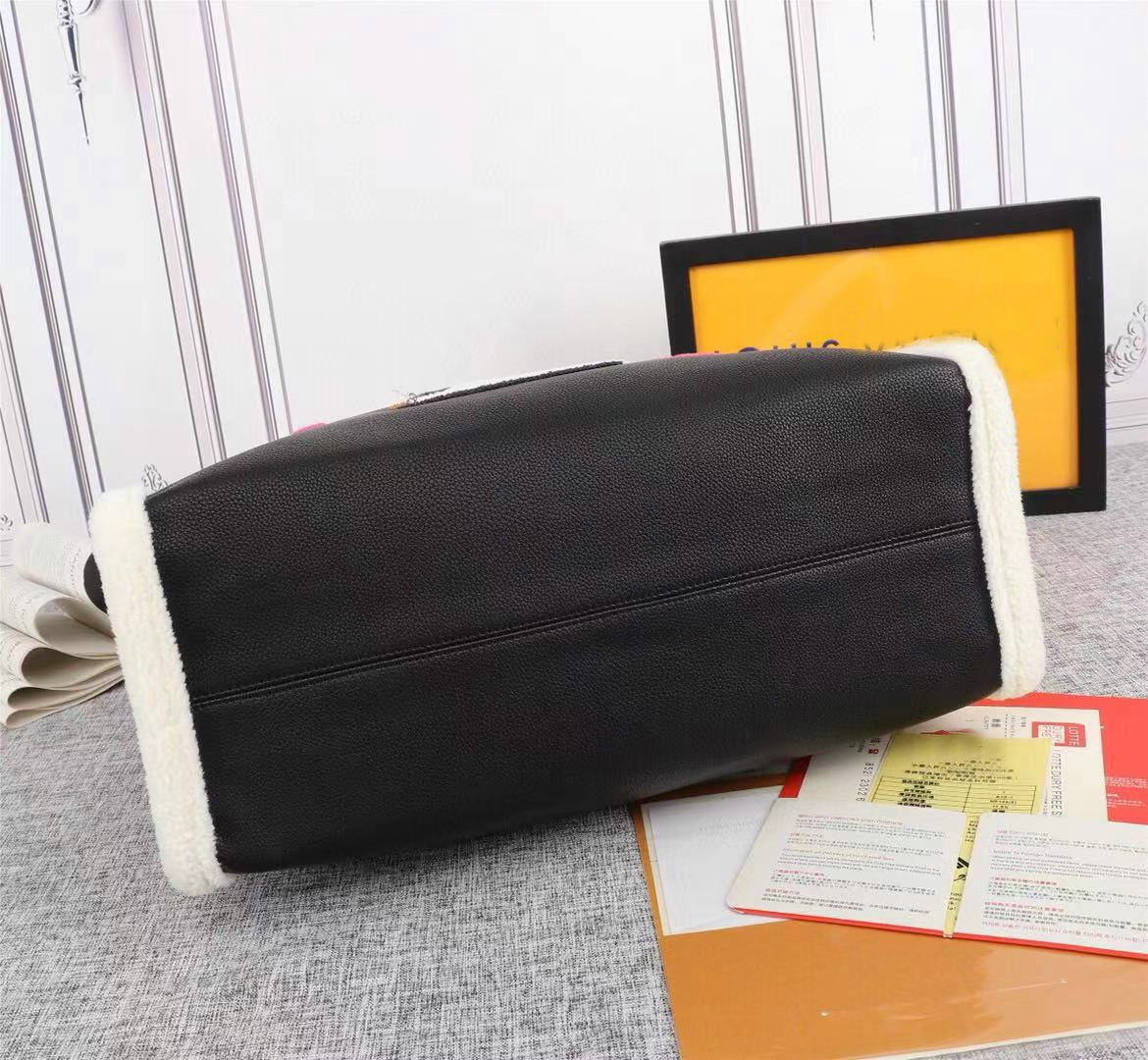 OnTheGo Teddy totes handbags Neonoe luxury designer bags Duplex Printing shopping bags speedy 3, M56966 speedy 30 x 21 x 17cm
OnTheGo Teddy totes handbags Neonoe luxury designer bags Duplex Printing shopping bags speedy 3, M56966 speedy 30 x 21 x 17cm