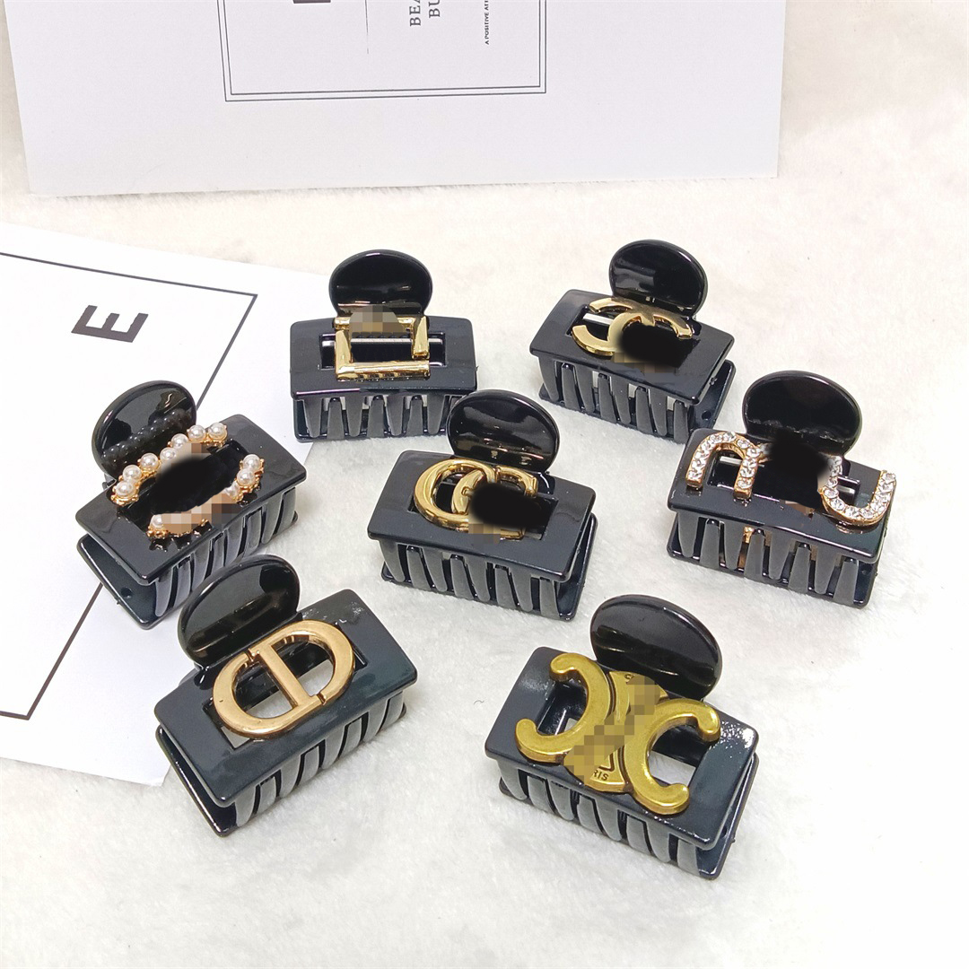 22ss Lots Designer Letters Print Geometric Hair Clamps Fashion Acrylic Geometric Pearl Crystal Rhinestone Shark Crab Clips Hairpin Headwear Accessories
22ss Lots Designer Letters Print Geometric Hair Clamps Fashion Acrylic Geometric Pearl Crystal Rhinestone Shark Crab Clips Hairpin Headwear Accessories