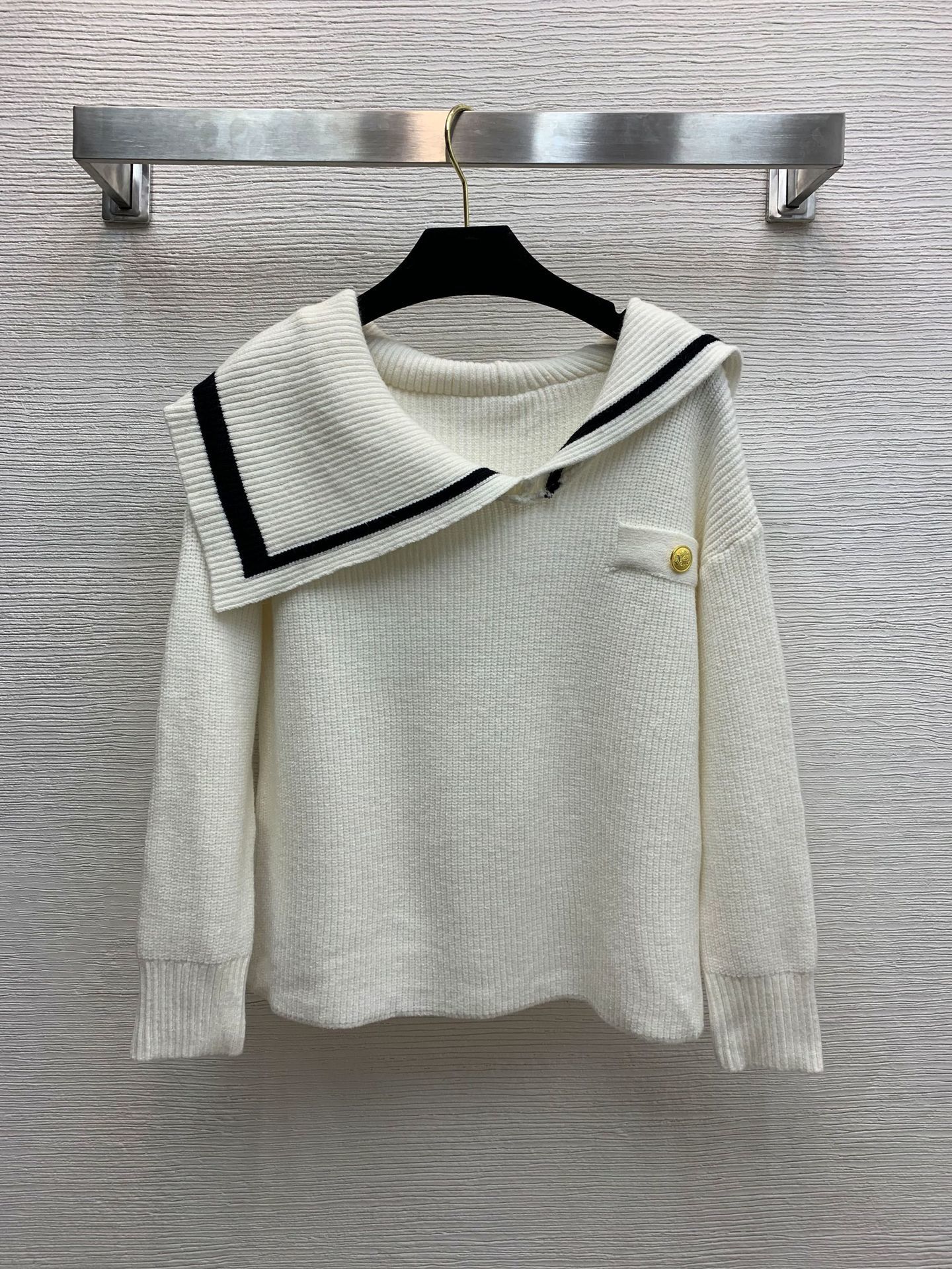 High end autumn and winter star Guan Xiaotong same style college style badge gold button decorative T-shirt loose sweater, White
High end autumn and winter star Guan Xiaotong same style college style badge gold button decorative T-shirt loose sweater, White