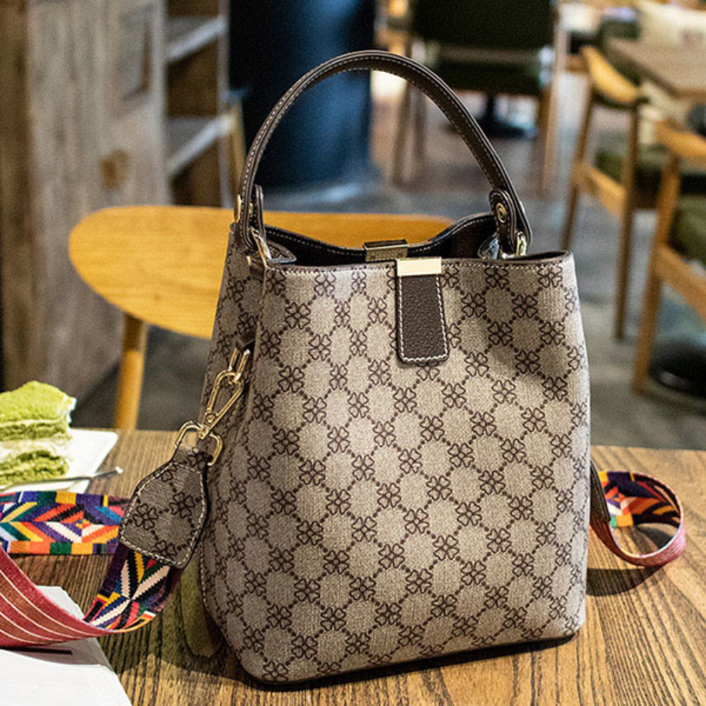 2020 Handbags Women Famous Brands Women Leather Handbag Designer Purse Ladies Tote Shoulder Bags with Top Handles C0121
2020 Handbags Women Famous Brands Women Leather Handbag Designer Purse Ladies Tote Shoulder Bags with Top Handles C0121