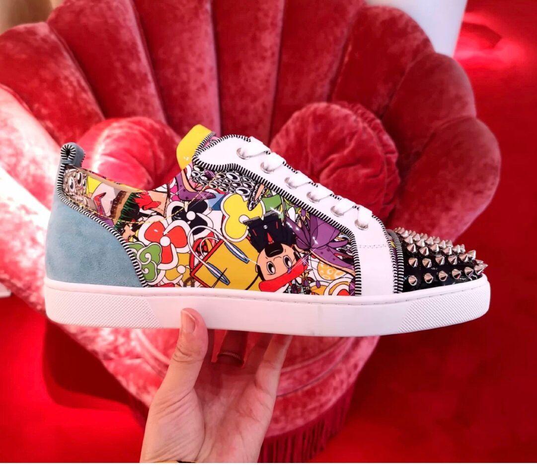 High Quality Brands Junior Spikes Men's Red Bottom Sneakers Low Top Casual Flat Super Loubi Print Graffiti Luxurious Cheap Skateboard, Black
High Quality Brands Junior Spikes Men's Red Bottom Sneakers Low Top Casual Flat Super Loubi Print Graffiti Luxurious Cheap Skateboard, Black