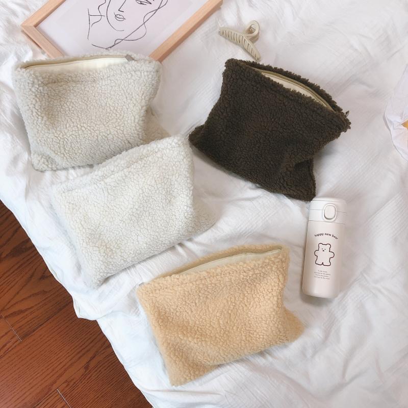 Pure Color Lamb Hair Hand Bag Makeup Bag Hand Women's Fashion Literature And Art Simple Cosnetic Toiletry 
Pure Color Lamb Hair Hand Bag Makeup Bag Hand Women's Fashion Literature And Art Simple Cosnetic Toiletry