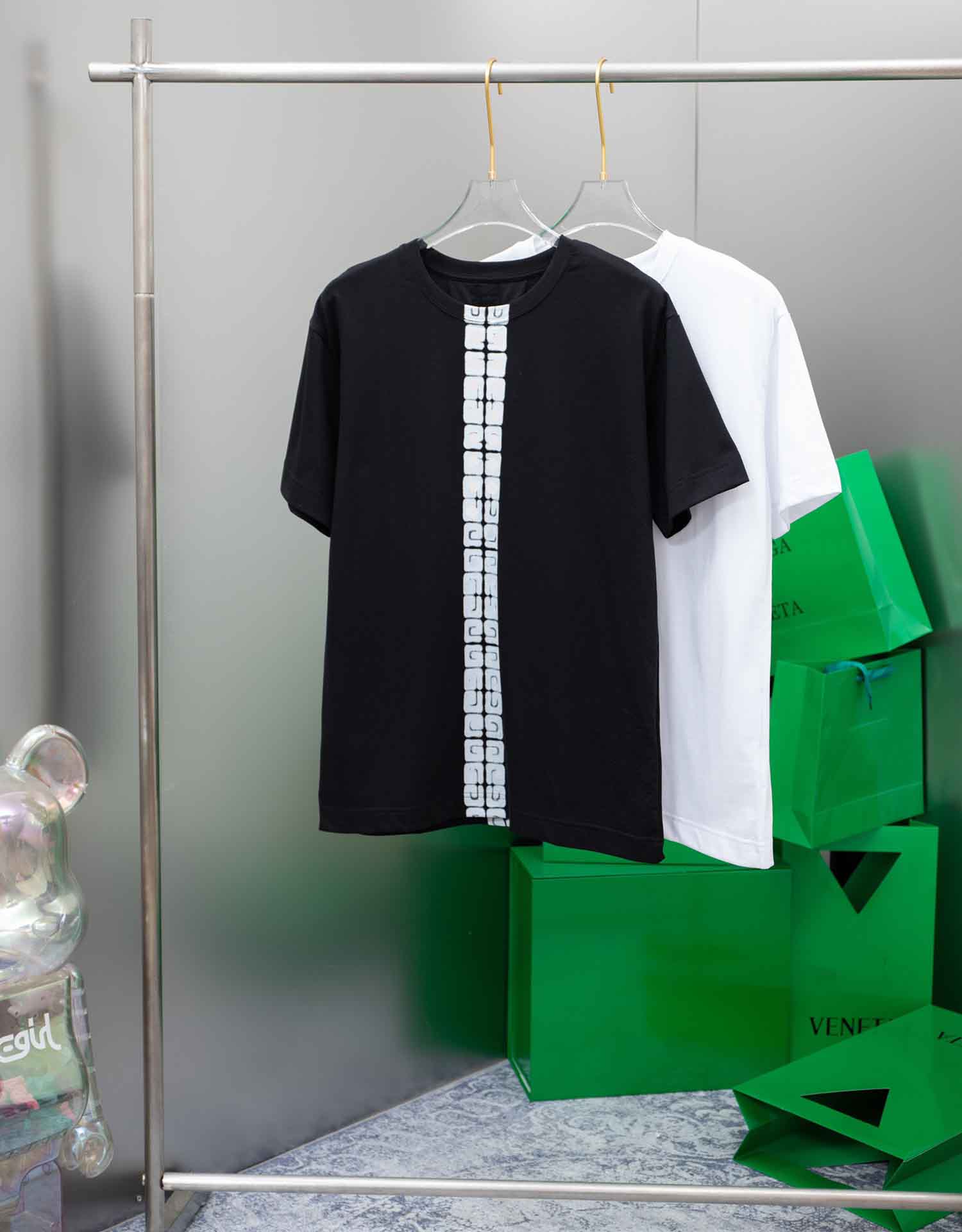 Men's Tees & Polos newspaper printing series, Peugeot saddle pocket with silver hardware accessories, customized Organza rib,01 transparent t-shirts 4E3
Men's Tees & Polos newspaper printing series, Peugeot saddle pocket with silver hardware accessories, customized Organza rib,01 transparent t-shirts 4E3
