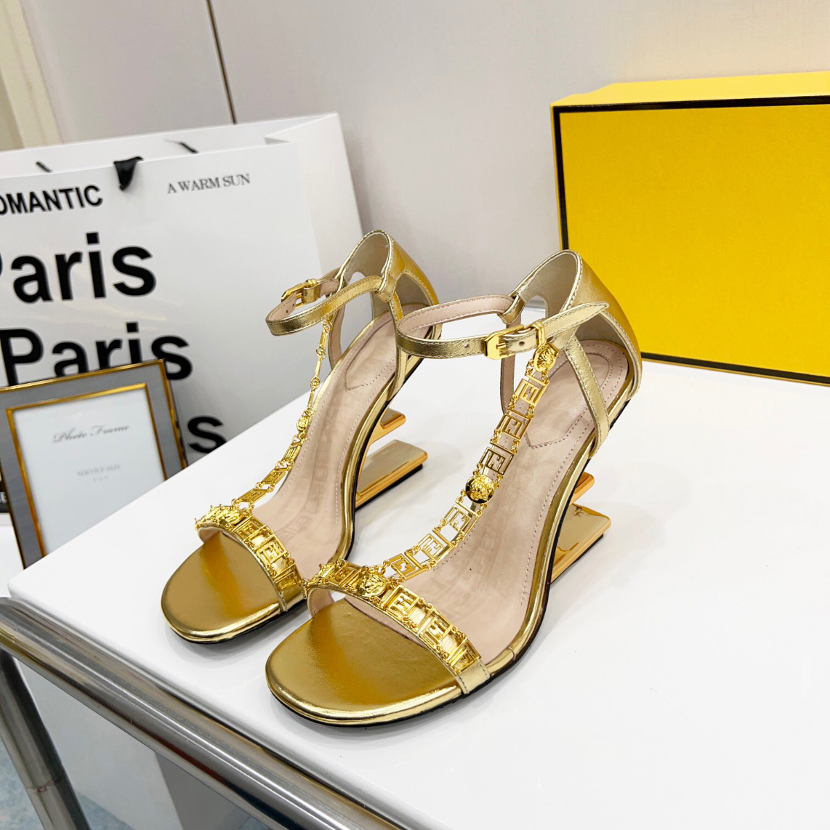 Gold V Sculpted high-heeled sandals Medusa Aevitas Metallic high heels open toes Ankle-strap genuine leather sandal for women luxury designer shoes factory footwear
Gold V Sculpted high-heeled sandals Medusa Aevitas Metallic high heels open toes Ankle-strap genuine leather sandal for women luxury designer shoes factory footwear