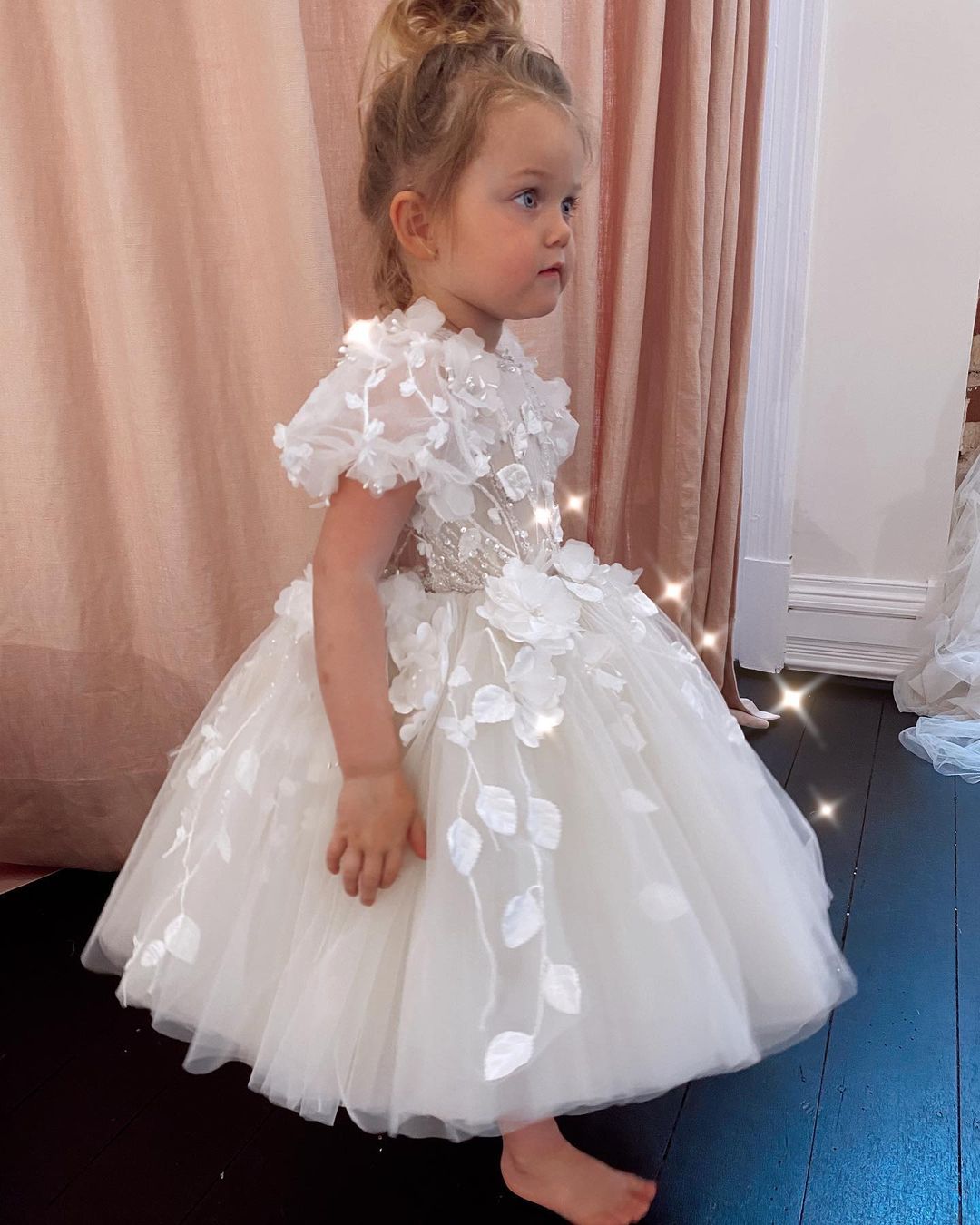 White Beaded Ball Gown Girls Pageant Dresses 3D Appliqued Short Sleeves Princess Flower Girl Dress Tea Length Tulle First Communion Gowns 326 326