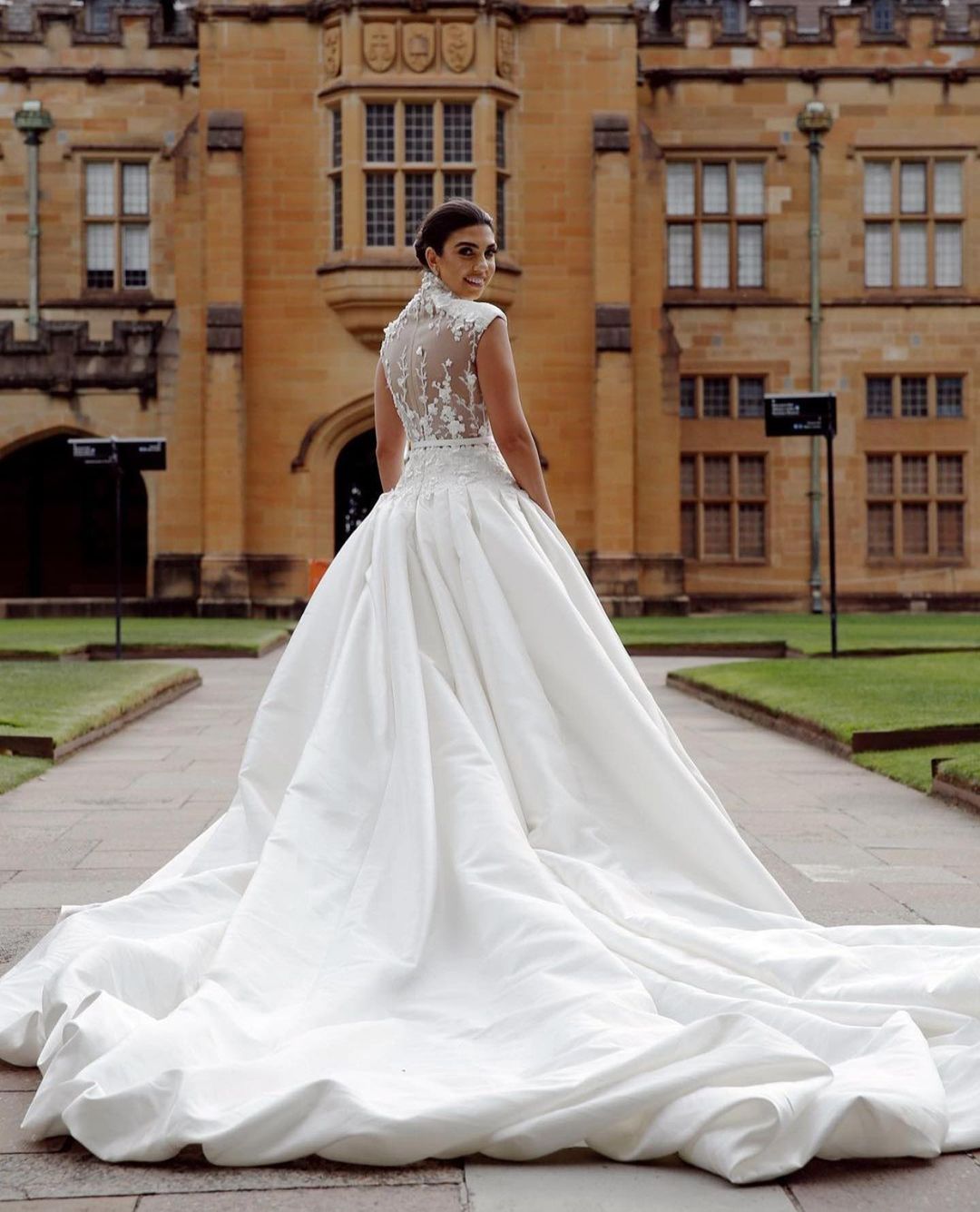 Wedding Stunning Appliqued Dresses Deep V Neck A Line Plus Size Sequined Bridal Gowns Court Train Satin Robe De Marie
