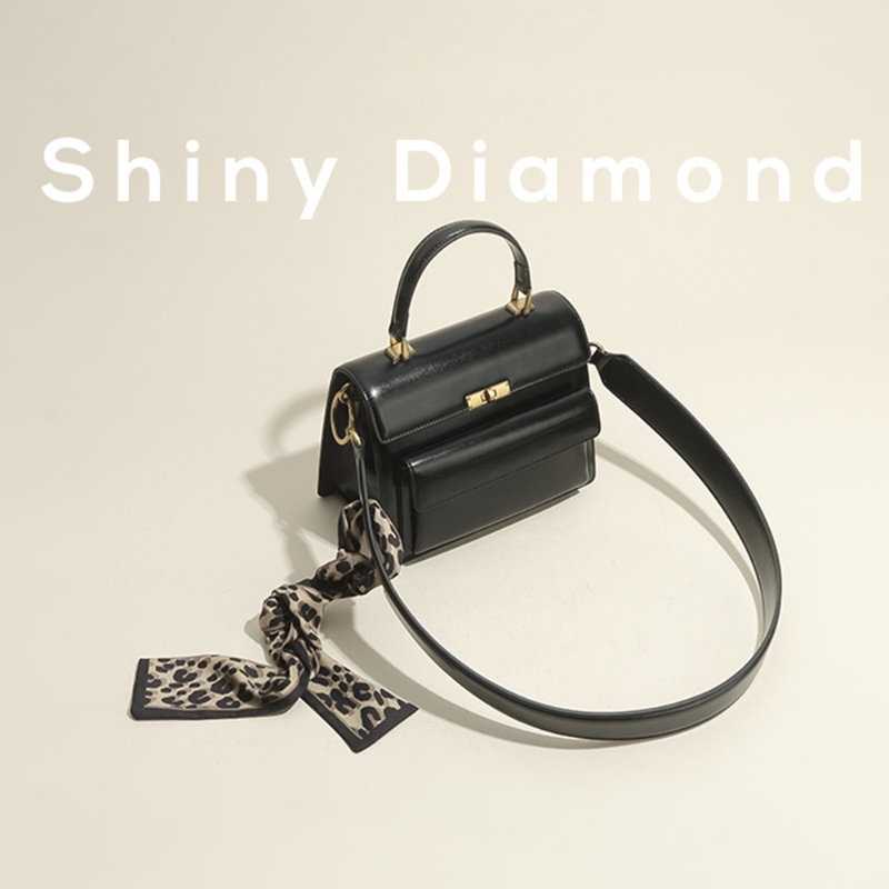 2021 New Winter Retro Trend Leather Woman Small Square Bag Shoulder Simple Messenger Lock Silk Scarf Female Handbag Black PM41
2021 New Winter Retro Trend Leather Woman Small Square Bag Shoulder Simple Messenger Lock Silk Scarf Female Handbag Black PM41