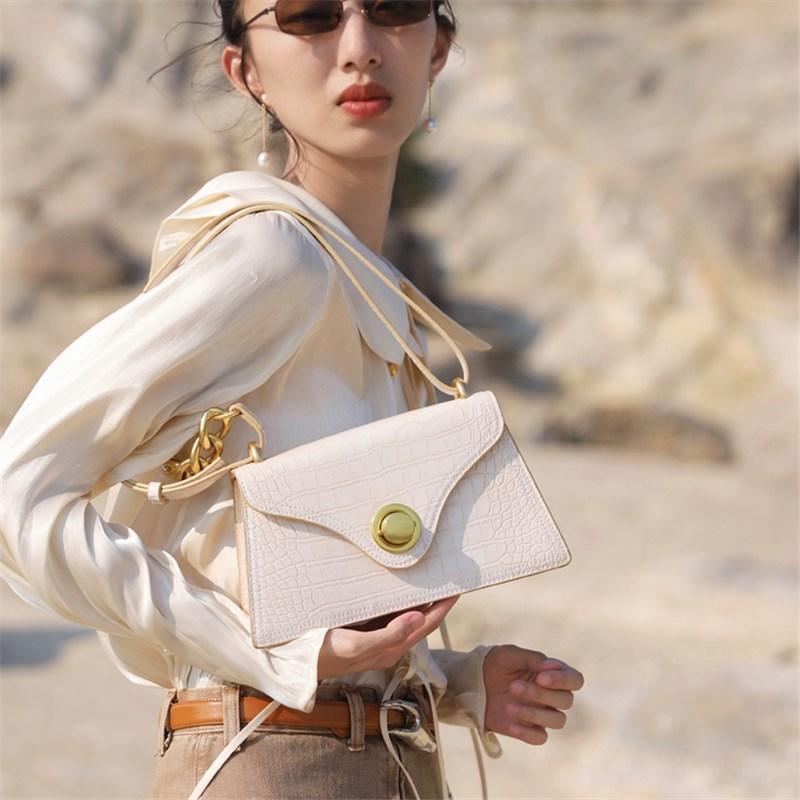 Retro chain crocodile pattern underarm bag 2021 autumn new texture women's shoulder messenger portable small square bag, Black
Retro chain crocodile pattern underarm bag 2021 autumn new texture women's shoulder messenger portable small square bag, Black