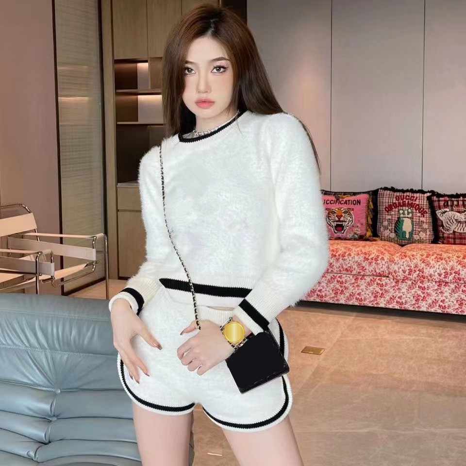 Women's Two Piece Pants New Knitwear Set With Letter Fleece Fur Round Neck Pullover Sweater Suit Elastic Waist Shorts, Black
Women's Two Piece Pants New Knitwear Set With Letter Fleece Fur Round Neck Pullover Sweater Suit Elastic Waist Shorts, Black