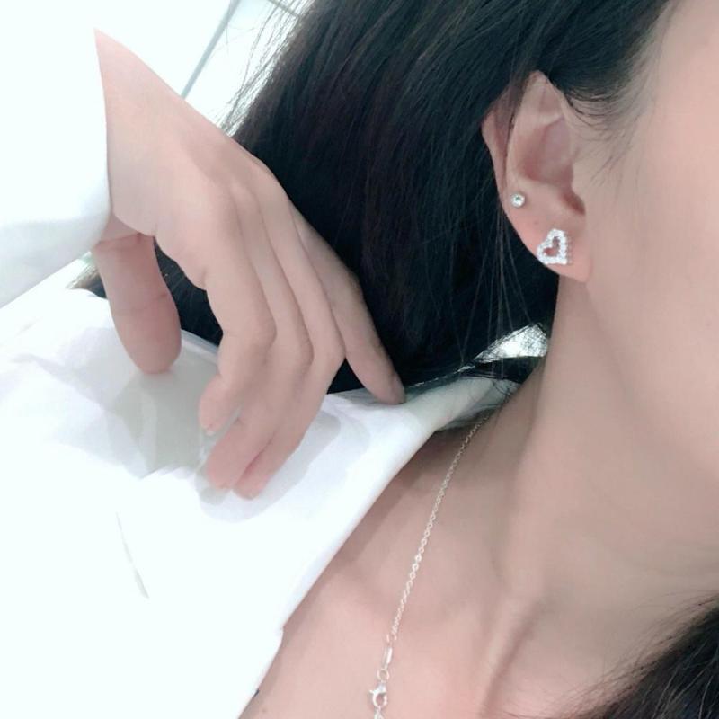 Women's high quality S925 pure zircon hollow heart-shaped earrings, elegant and noble fashion boutique Valentine's day gift
Women's high quality S925 pure zircon hollow heart-shaped earrings, elegant and noble fashion boutique Valentine's day gift