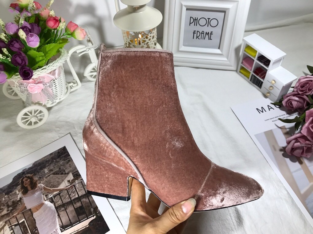 Fashion ladies autumn and winter new classic black pink gold velvet side zipper short tube thick heel all match fashion boots
Fashion ladies autumn and winter new classic black pink gold velvet side zipper short tube thick heel all match fashion boots