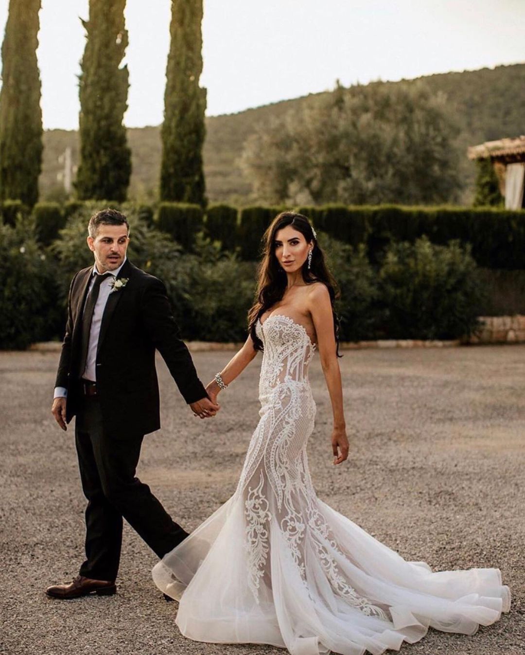 Lace Designer Beaded Mermaid Wedding Dresses Sheer Plunging Neck Appliqued Bridal Gowns Sequined Sweep Train Tulle Robe De Marie
