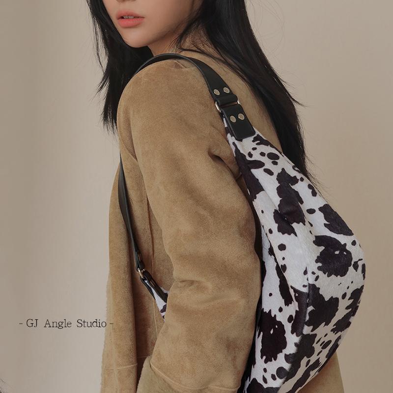 Fashion Women Messenger Bag Ladies Fashion Cute Cow Pattern Baguette Handbags Vintage PU Leather Female Armpit Shoulder Bag
Fashion Women Messenger Bag Ladies Fashion Cute Cow Pattern Baguette Handbags Vintage PU Leather Female Armpit Shoulder Bag