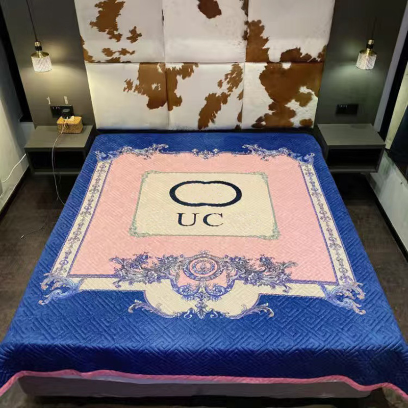 Luxury Designer Fashion Blanket Cashmere Blankets Crochet Soft Wool Shawl Portable Warm Plaid Sofa Travel Throw Copertura
Luxury Designer Fashion Blanket Cashmere Blankets Crochet Soft Wool Shawl Portable Warm Plaid Sofa Travel Throw Copertura