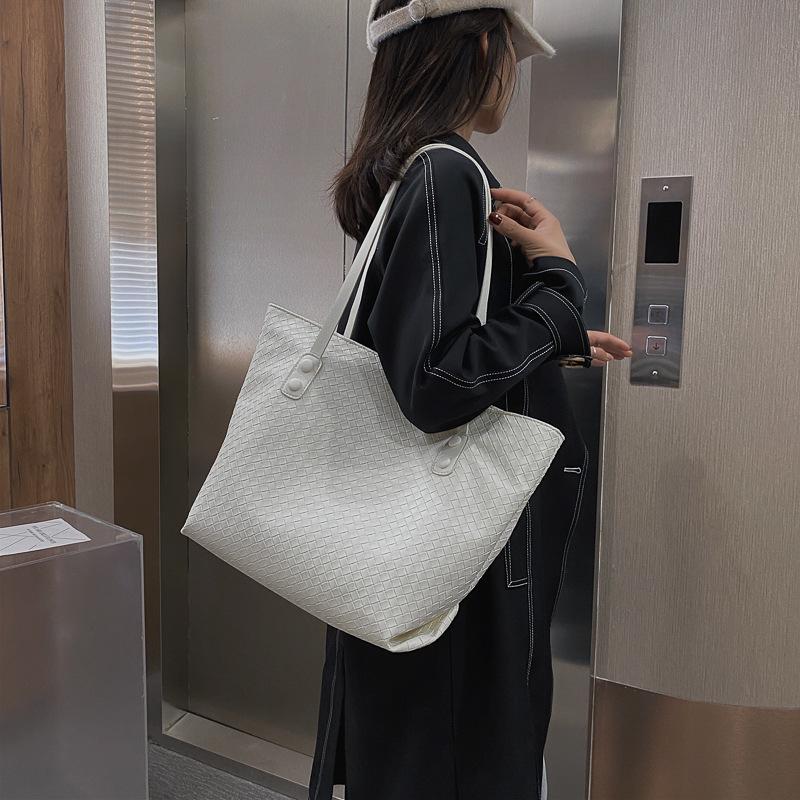 Fashion Handbags European and American Handbags Woven Leather Ladies Soft Handle Comfortable and Portable, Black
Fashion Handbags European and American Handbags Woven Leather Ladies Soft Handle Comfortable and Portable, Black