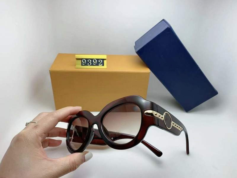 NEW MILLIONAIRE Sunglasses for men women Square frame Vintage 9392 sunglasses for unisex Shiny Gold Hot sell Gold plated Top quality
NEW MILLIONAIRE Sunglasses for men women Square frame Vintage 9392 sunglasses for unisex Shiny Gold Hot sell Gold plated Top quality