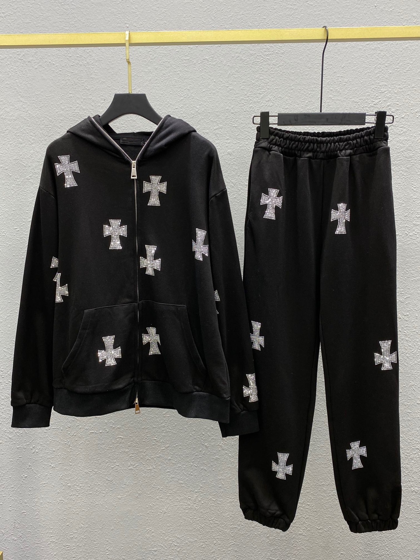 Heavy industry ironing cross sweater suit men's and women's matching couple's 2021 new fashion zipper coat pants, White
Heavy industry ironing cross sweater suit men's and women's matching couple's 2021 new fashion zipper coat pants, White