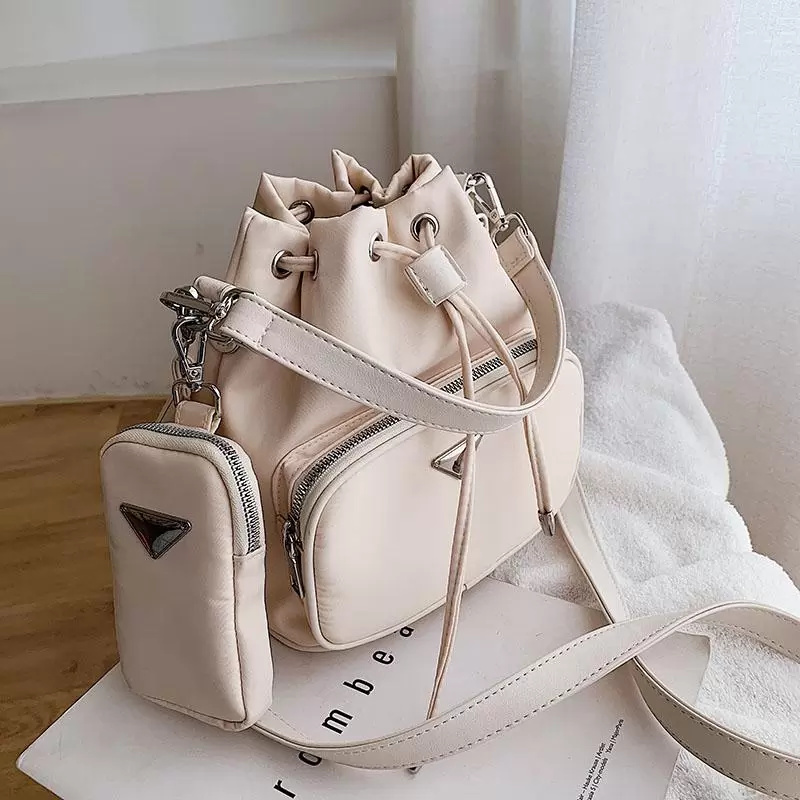 Designer-Fashion Bucket Shoulder Bag Women Drawstring Crossbody Bag Female Messenger Bags Ladies nylon Handbag
Designer-Fashion Bucket Shoulder Bag Women Drawstring Crossbody Bag Female Messenger Bags Ladies nylon Handbag