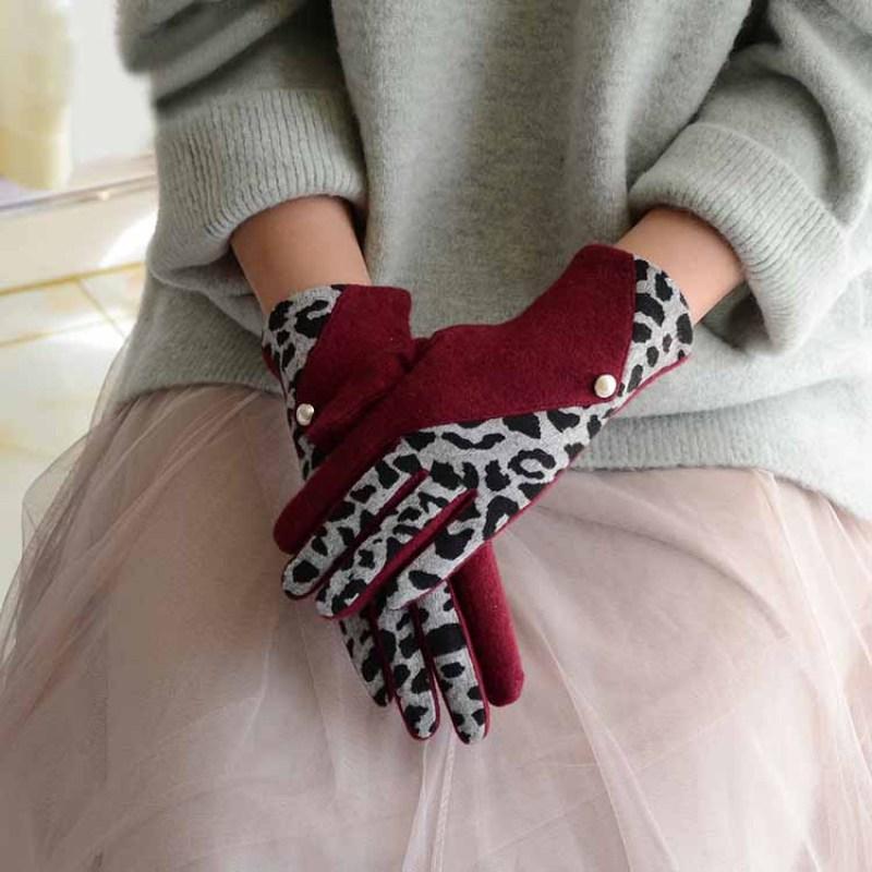Five Fingers Gloves Women Winter Leopard Stitching Keep Warm Touch Screen Cashmere Plus Velvet Inside Fashion Female Thin Section
Five Fingers Gloves Women Winter Leopard Stitching Keep Warm Touch Screen Cashmere Plus Velvet Inside Fashion Female Thin Section