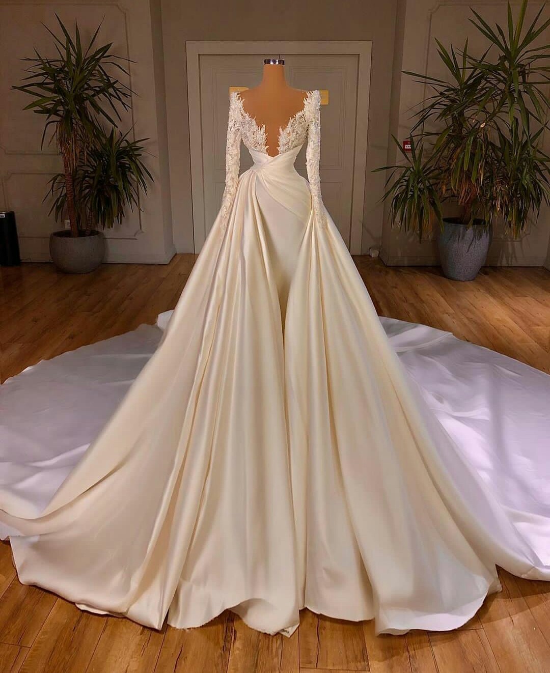 saudi arabian long sleeve wedding dresses plus size v back lace beaded wedding gowns ruched customise robe de marie