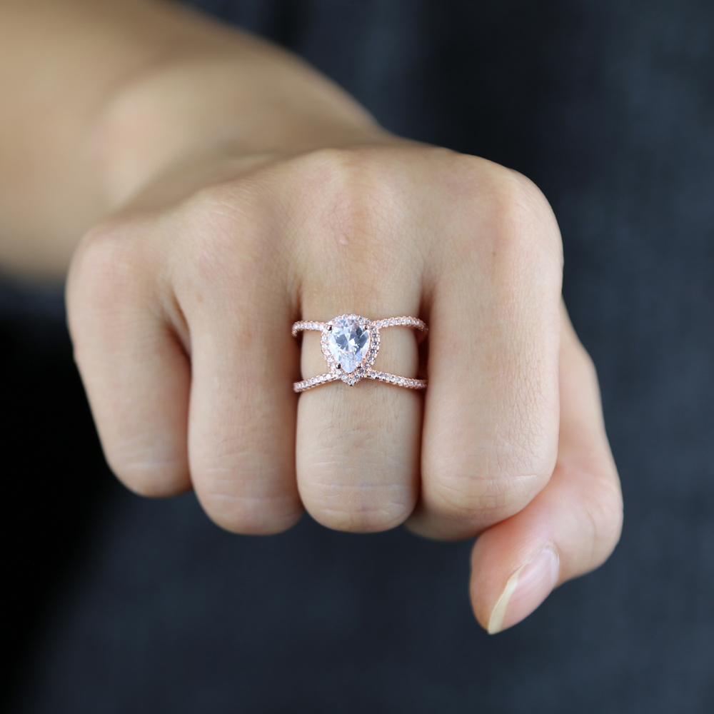 2021 Beautiful X cross shape Ring with white cz paved drop sparking wedding engagement bridal delicate rings for women Lady Jewelry
2021 Beautiful X cross shape Ring with white cz paved drop sparking wedding engagement bridal delicate rings for women Lady Jewelry