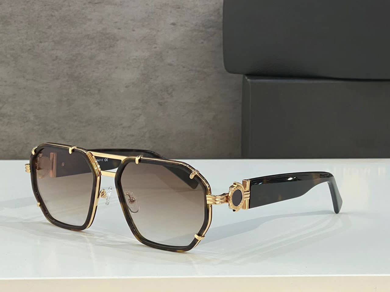 Summer Sunglasses For Men Women 2228 Style Anti-Ultraviolet Retro Plate Square Full Frame Fashion Eyeglasses Random Box 
Summer Sunglasses For Men Women 2228 Style Anti-Ultraviolet Retro Plate Square Full Frame Fashion Eyeglasses Random Box