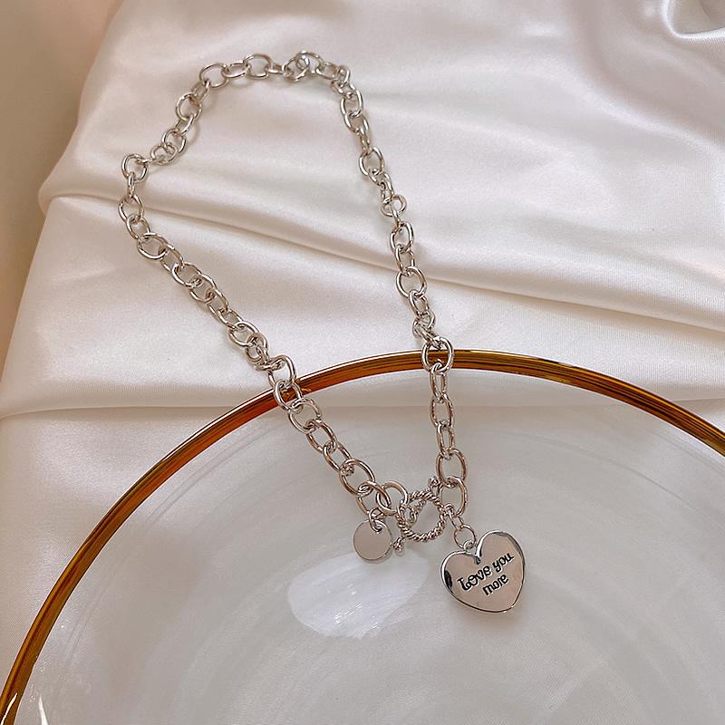 Goth Letter Love Necklace Female Clavicle Chain Ins Y2K Aesthetics Coarse Vintage Hip Hop European Exaggerated Choker Collar
Goth Letter Love Necklace Female Clavicle Chain Ins Y2K Aesthetics Coarse Vintage Hip Hop European Exaggerated Choker Collar