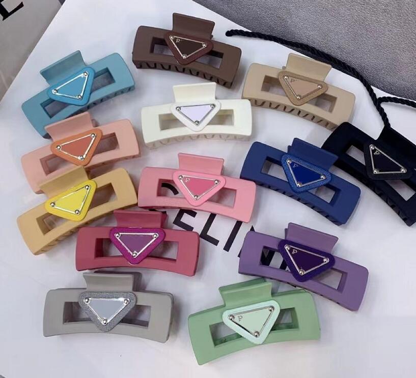 Designer Women Clamps Triangle Girls Plastic Claws Hair Clips Headwear Large Size Letter Candy Colors Hairpin Crab Barrette Fashion Ornament Hairpin Accessories
Designer Women Clamps Triangle Girls Plastic Claws Hair Clips Headwear Large Size Letter Candy Colors Hairpin Crab Barrette Fashion Ornament Hairpin Accessories