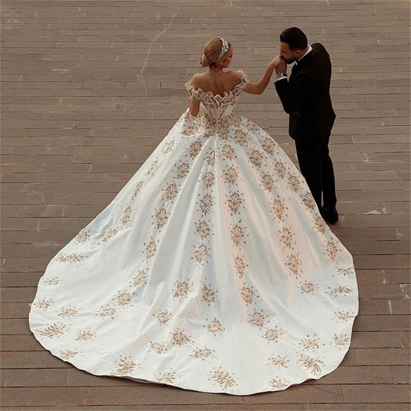 Gold Crystal Ball Gown Wedding Dresses Luxury Dubai Chic Appliqued Lace Bridal Gown Ruched Satin Gorgeous Court Train Robes De Mariée