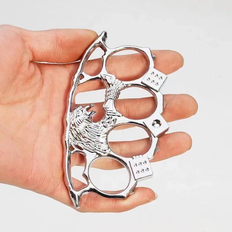 2021 new metal finger clasp for men and women's self defense finger tiger and wolf self defense products portable car broken window
2021 new metal finger clasp for men and women's self defense finger tiger and wolf self defense products portable car broken window