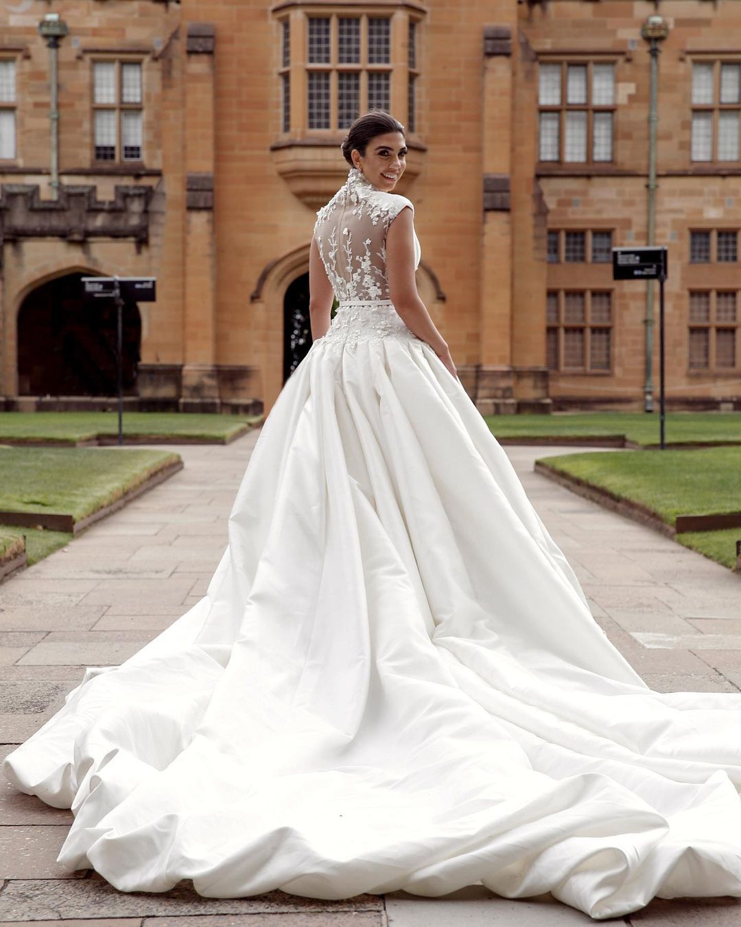 Wedding Stunning Appliqued Dresses Deep V Neck A Line Plus Size Sequined Bridal Gowns Court Train Satin Robe De Marie