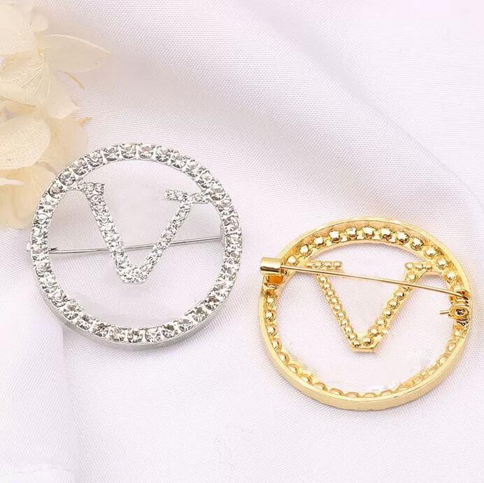 20colors Fashion Brand Designer Double Letter Gold Silver Multicolor Pearl Brooch Women Pearl Rhinestone Letter Brooch Suit Pin Classic Jewelry Accessories
20colors Fashion Brand Designer Double Letter Gold Silver Multicolor Pearl Brooch Women Pearl Rhinestone Letter Brooch Suit Pin Classic Jewelry Accessories