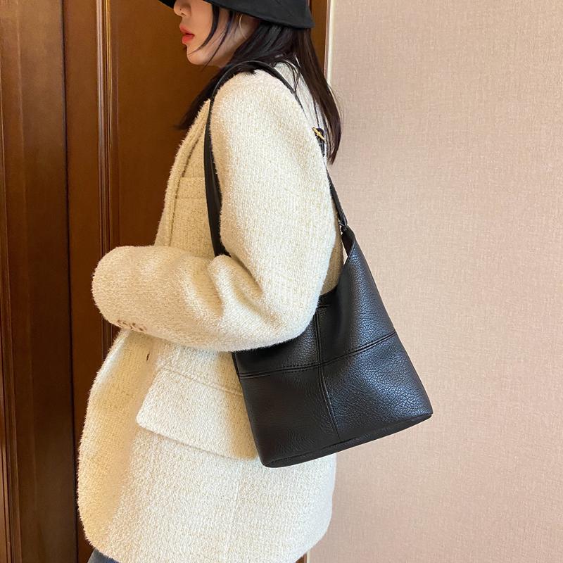 Vintage PU Leather Solid Shoulder Bags for Women 2021 New Top-handle Clutches Large Capacity Tote Shopping Ladies Handbag Purse, Black
Vintage PU Leather Solid Shoulder Bags for Women 2021 New Top-handle Clutches Large Capacity Tote Shopping Ladies Handbag Purse, Black
