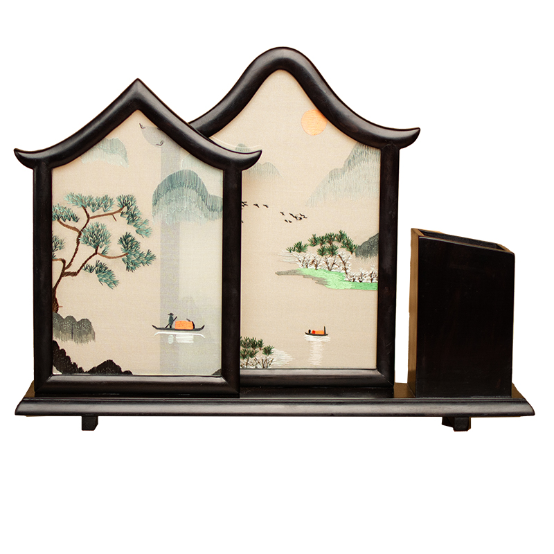 Chinese Gift Items for Home Decoration Ornaments Office Desk Accessories Decor Pen Case Silk Hand Embroidery Works with Ebony Wood Frame
Chinese Gift Items for Home Decoration Ornaments Office Desk Accessories Decor Pen Case Silk Hand Embroidery Works with Ebony Wood Frame