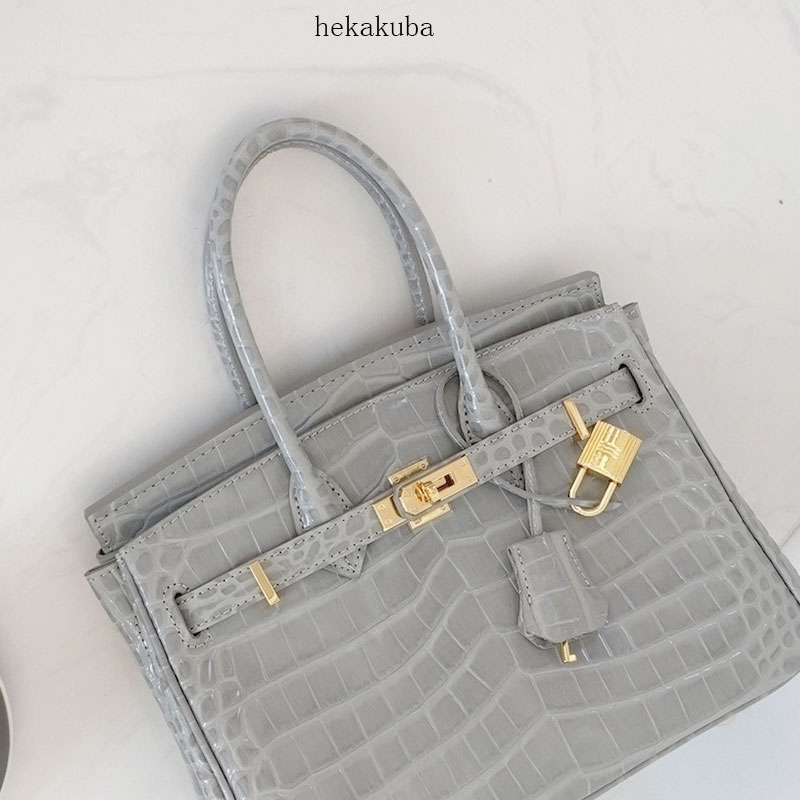 Customized New Fashion Light Gray Crocodile Pattern Portable Bag Crossbody Bag Womens Cow Leather BagS, Dove gray 25cm trumpet
Customized New Fashion Light Gray Crocodile Pattern Portable Bag Crossbody Bag Womens Cow Leather BagS, Dove gray 25cm trumpet