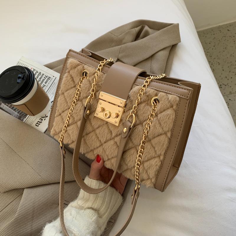 Simple and Large-capacity Handbags 2021New Fashion Plush One Shoulder Messenger Lady Rhomboid Embroidery Thread Small Square Bag, Black
Simple and Large-capacity Handbags 2021New Fashion Plush One Shoulder Messenger Lady Rhomboid Embroidery Thread Small Square Bag, Black