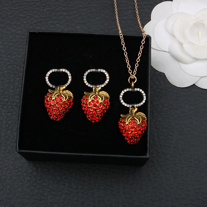 Cute Diamond Strawberry Necklace Double Letter Designer Earrings Sweet Rhinestone Studs Jewelry Sets Wholesale, As pic
Cute Diamond Strawberry Necklace Double Letter Designer Earrings Sweet Rhinestone Studs Jewelry Sets Wholesale, As pic