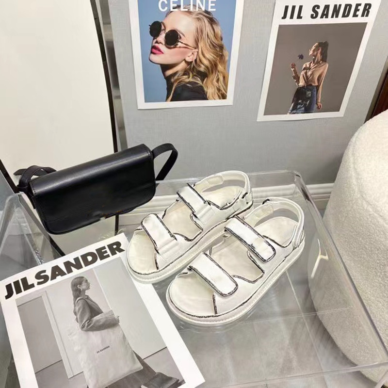 Luxuriously designed lady sandals with double straps fitted for decorative Roman style
Luxuriously designed lady sandals with double straps fitted for decorative Roman style