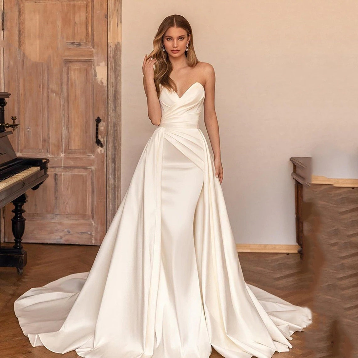 Elegant Ivory A-line Satin Wedding Dress With Detachable Skirt Sweetheart Strapless Long Train Bridal Gowns Sleveless Backless Garden Wedding Dresses 