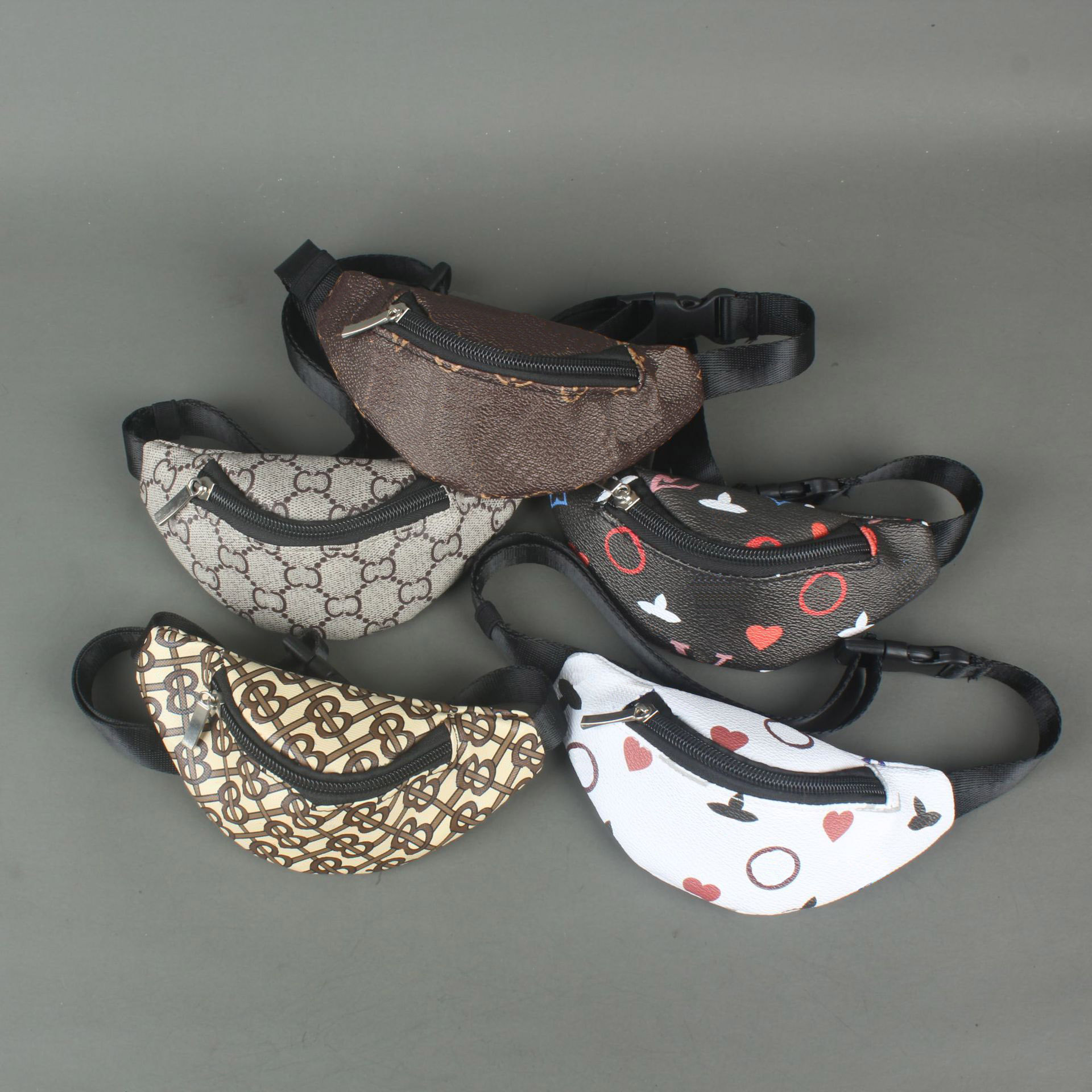 5 Styles Dog Apparel Bags Luxury Designer Letter Classic Backpack Dogs Apparels Supplies Leather Messenger Bag Cute Pet Clothes
5 Styles Dog Apparel Bags Luxury Designer Letter Classic Backpack Dogs Apparels Supplies Leather Messenger Bag Cute Pet Clothes
