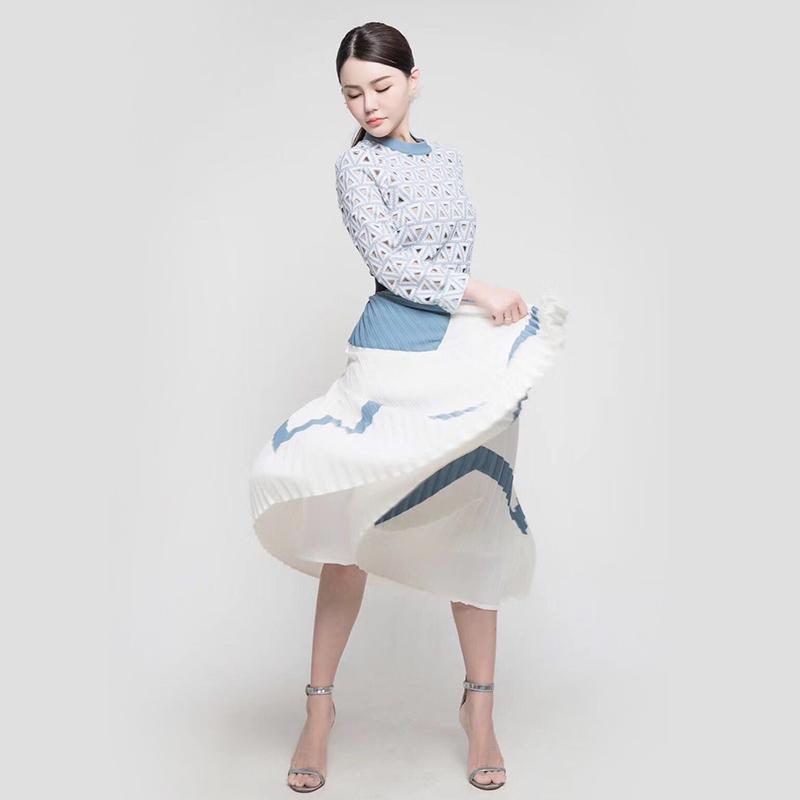 New 2021 High quality Self Portrait Designer Runway Dress Women' Elegant Embroidery Hollow Lace Patchwork Pleated Dress, Sky blue
New 2021 High quality Self Portrait Designer Runway Dress Women' Elegant Embroidery Hollow Lace Patchwork Pleated Dress, Sky blue