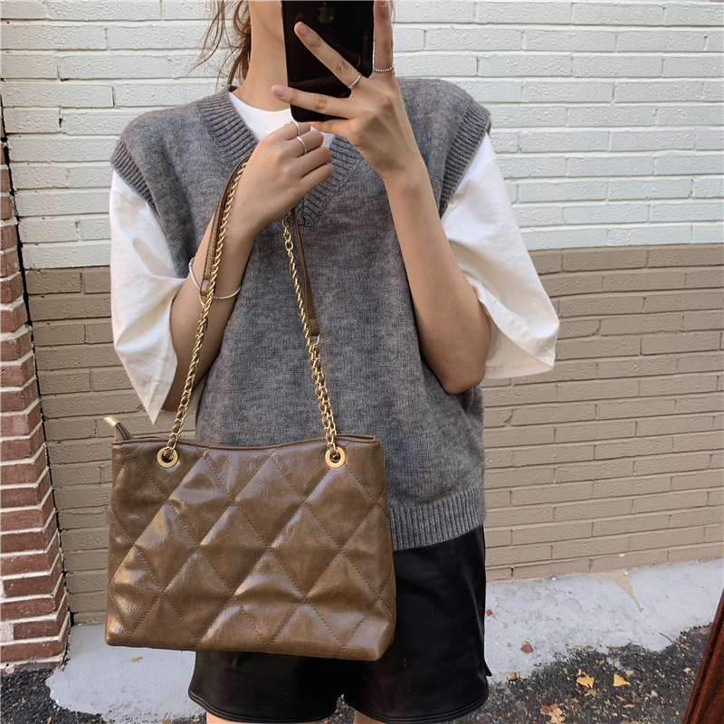HBP Handbag Coin Purse Fashion designers Shoulder Bag High Quality Leather Bag Women Simple Wandering Pack Fold lines Trendy personality, White
HBP Handbag Coin Purse Fashion designers Shoulder Bag High Quality Leather Bag Women Simple Wandering Pack Fold lines Trendy personality, White